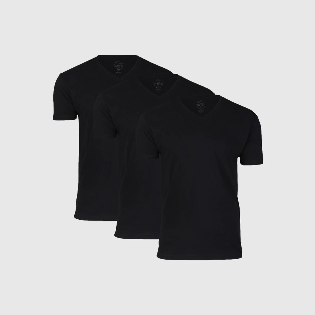 Criativo de anúncio dinâmico de produto da True Classic: uma foto simples de catálogo de um kit com três camisetas pretas gola V