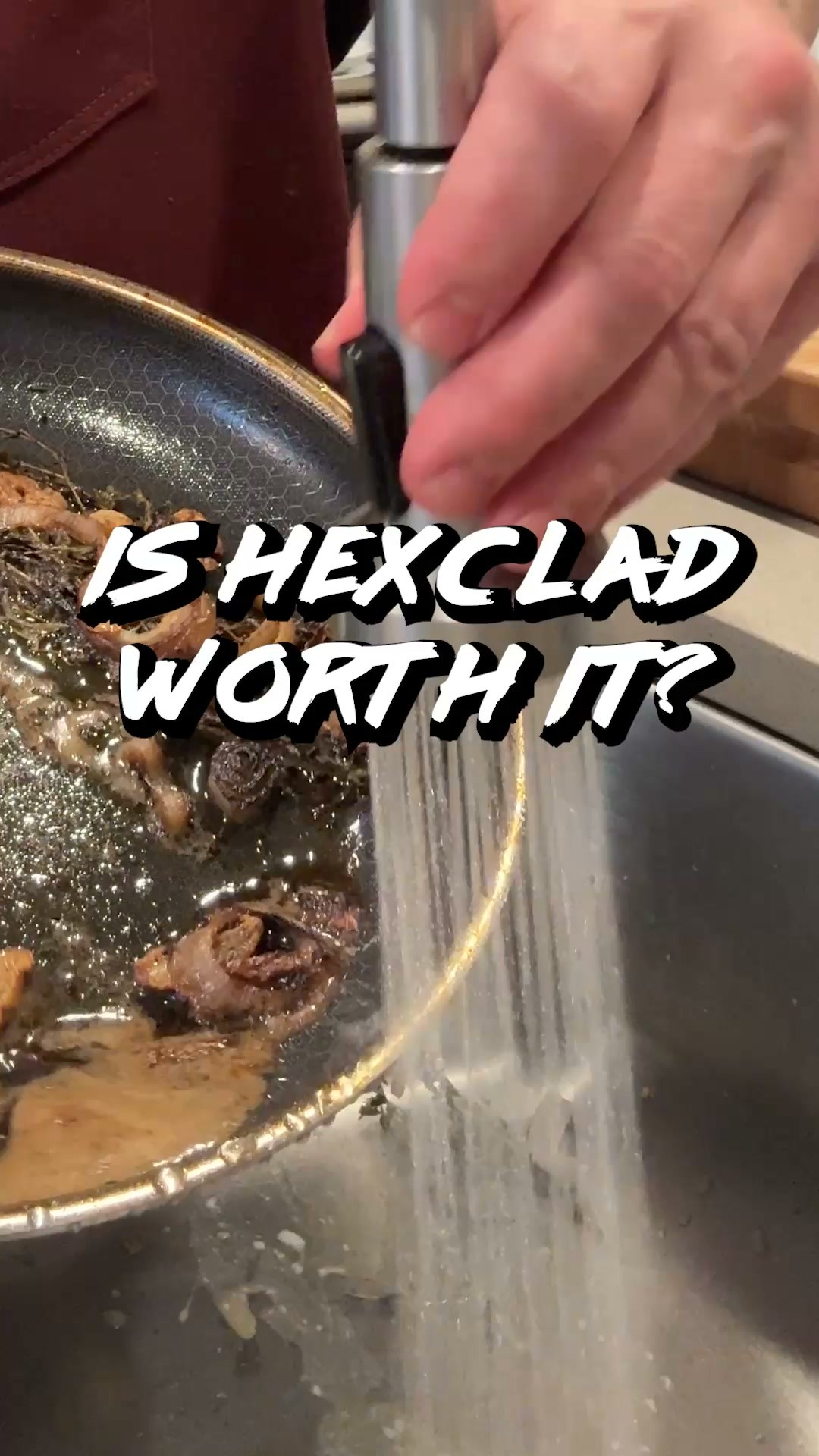Criativo de anúncio em vídeo no Facebook do Chef Derrick Fox: um chef selando comida em uma frigideira HexClad, com a legenda Is HexClad Worth It