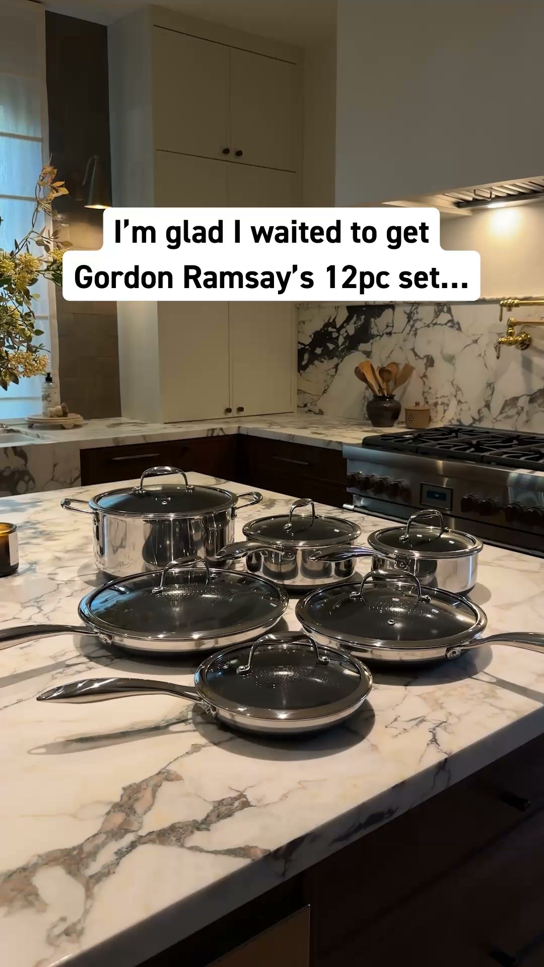 Criativo de anúncio em vídeo no Facebook da HexClad: o conjunto completo de inox sobre uma ilha de mármore, com legenda sobre o conjunto de 12 peças do Gordon Ramsay