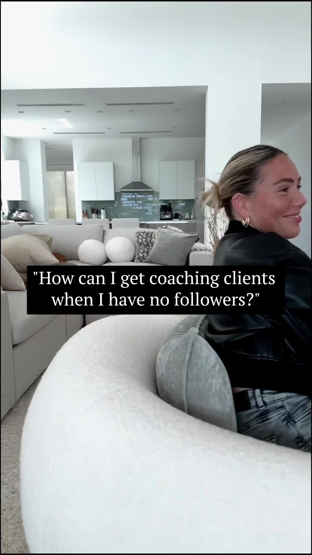 Criativo de anúncio em vídeo no Facebook da Smart Coach: How I make $891k/mo as an online coach👇