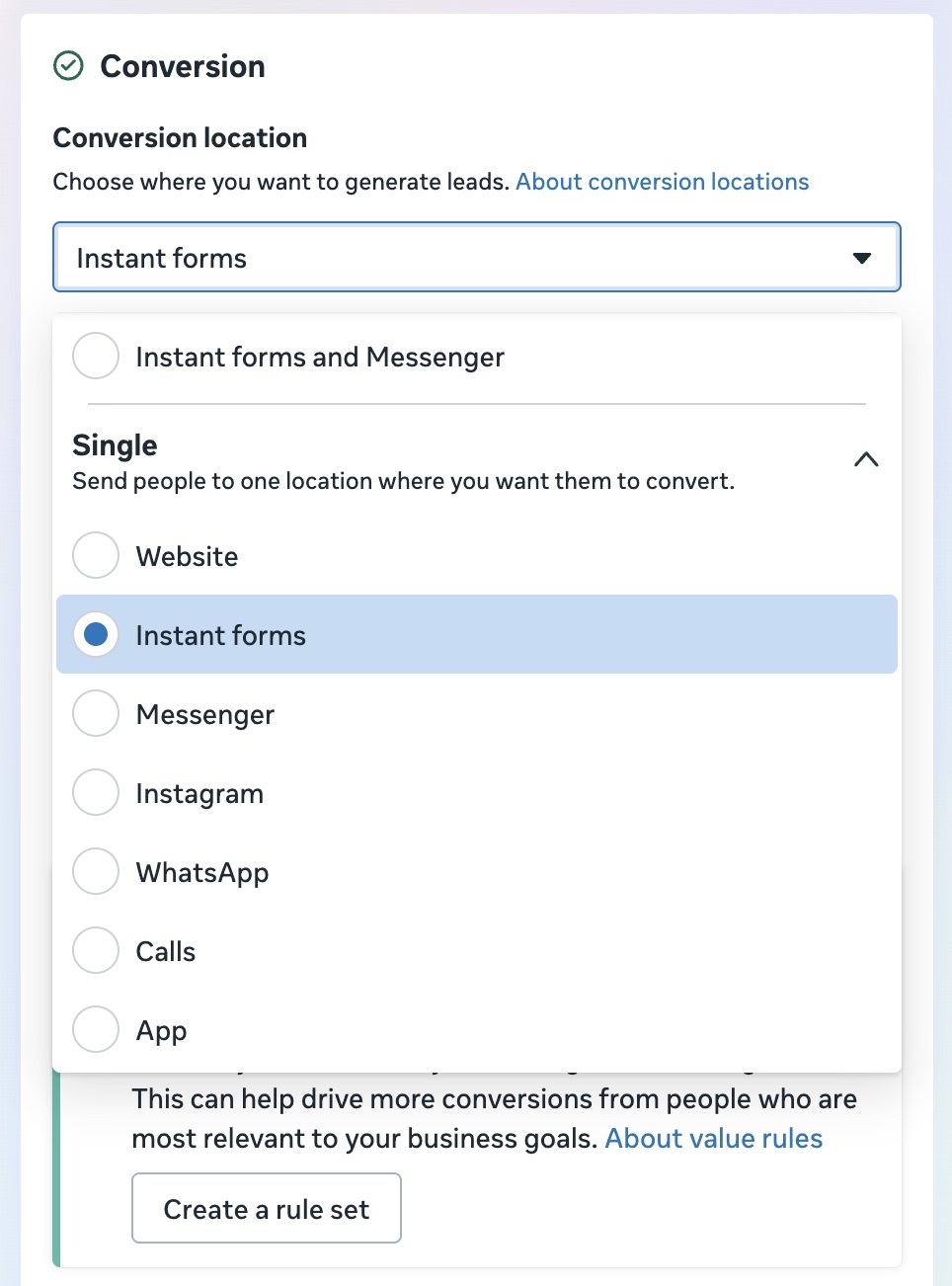 Sección Conversion de Ads Manager con el dropdown Conversion location expandido, mostrando Instant forms seleccionado y la lista completa de destinos individuales debajo: Website, Instant forms, Messenger, Instagram, WhatsApp, Calls y App, con la opción combinada Instant forms and Messenger por encima del grupo Single